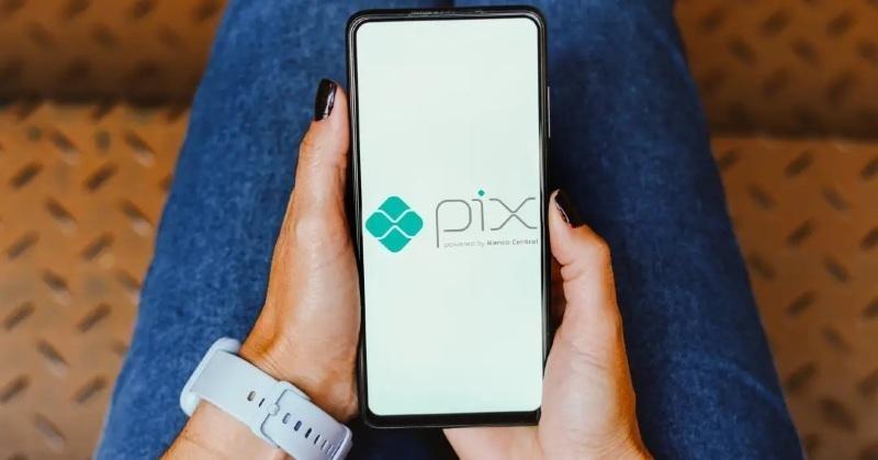 Pix não será taxado: Fazenda desmente fake news sobre cobranças e multas falsas