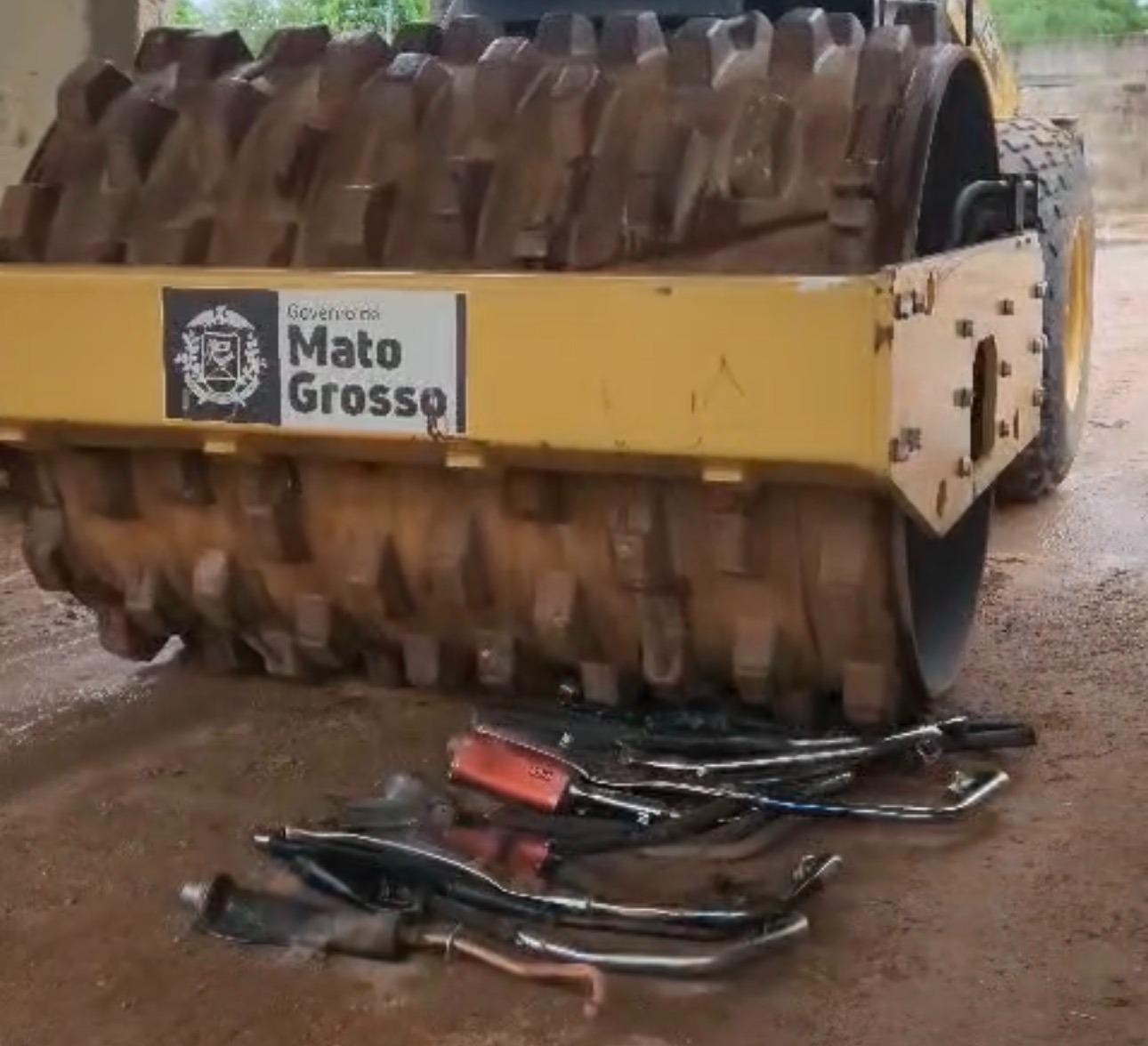 Polícia Militar apreendeu e destrói 15 escapamentos irregulares em Nobres