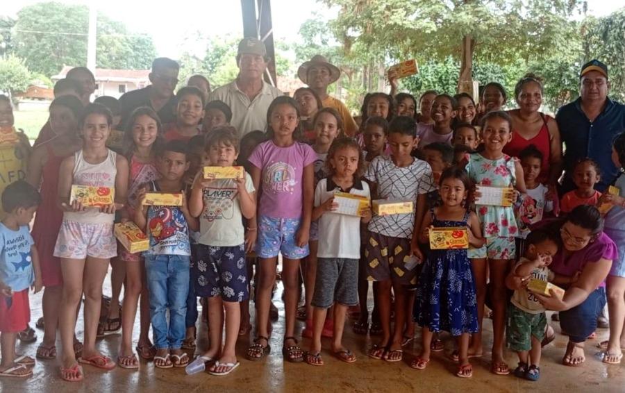 Prefeito de Rosário Oeste distribuiu chocolates e fortaleceu laços no Distrito de Bauxi