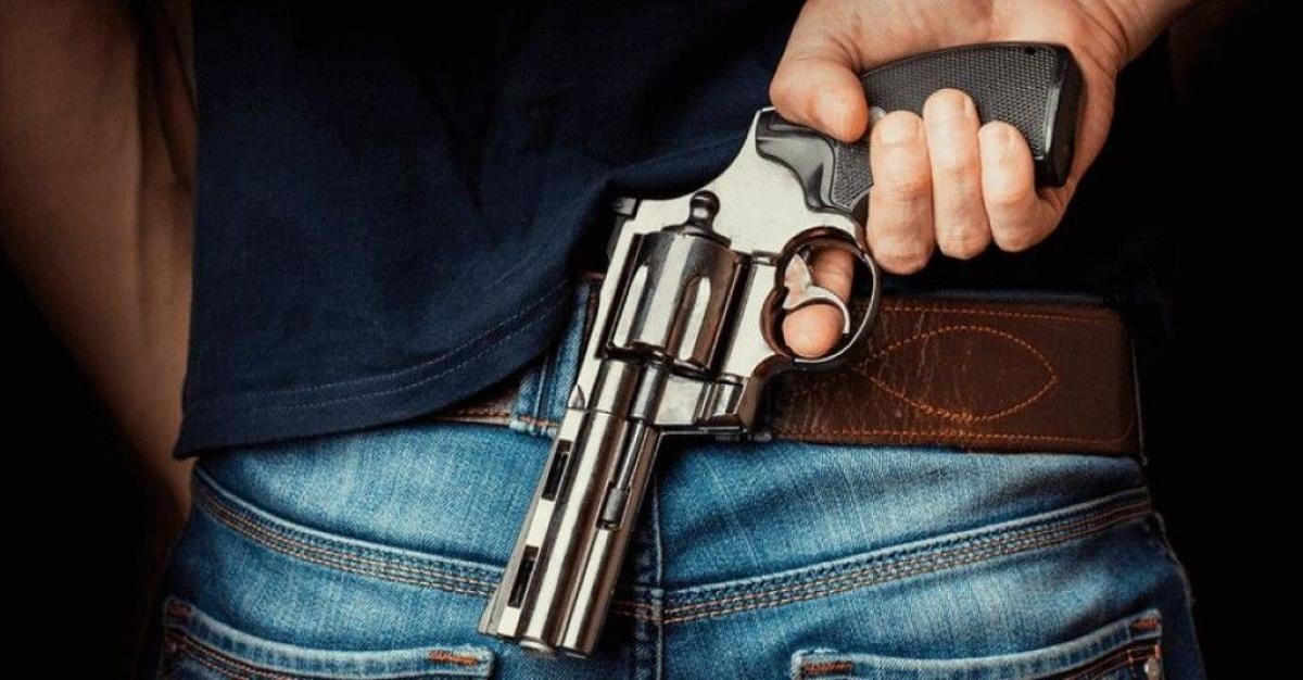 Homem é baleado após briga em distribuidora e suspeito foge