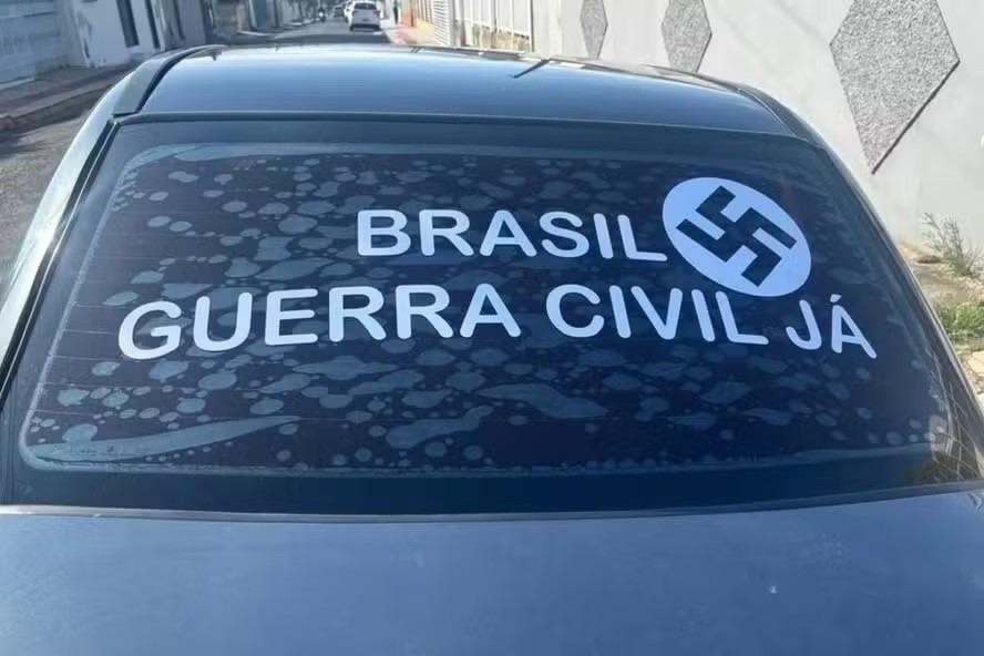 Homem foi preso em flagrante por apologia ao nazismo ao guiar carro com adesivo de suástica em Santa Catarina