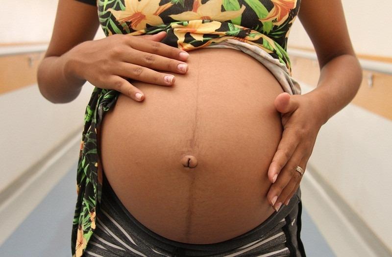 Homem pede água, invade casa, agride e estupra jovem grávida de 6 meses