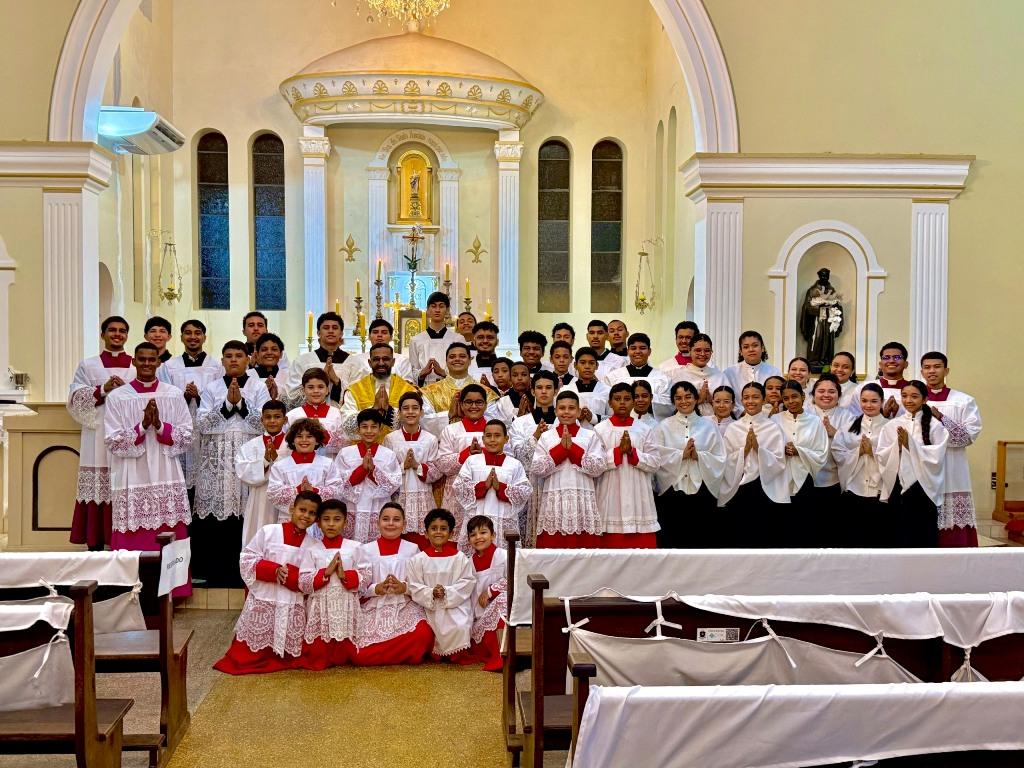 Investidura de acólitos, coroinhas e cerimoniários marca celebração na Igreja Matriz de Rosário Oeste
