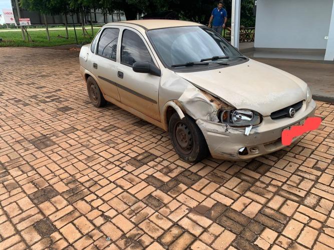 Motorista embriagado derruba poste, foge e é encontrado dormindo em hotel em Tangará da Serra