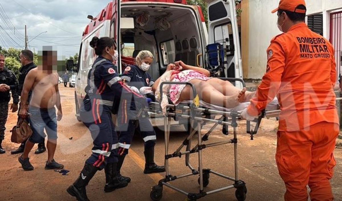 Mulher leva 'garrafada' na cabeça após dançar com homem casado em bar