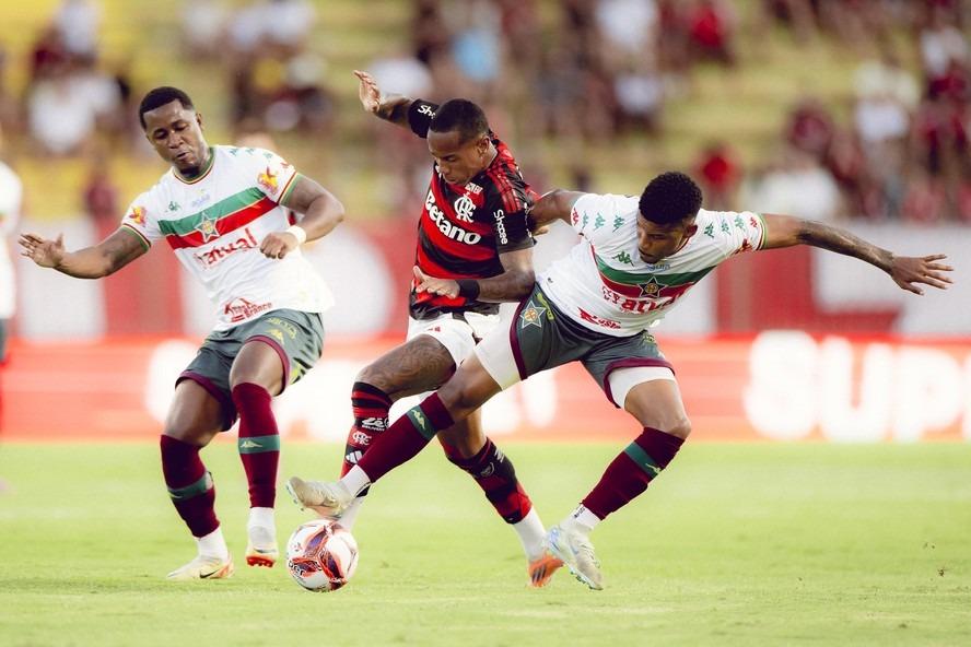Na abertura do Carioca, garotos do Flamengo marcam no fim e arrancam empate com a Portuguesa