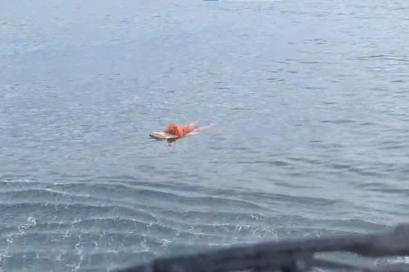 Pescador é resgatado após passar 17 horas à deriva agarrado a porta de geladeira