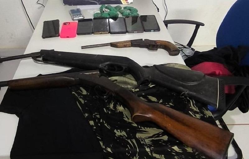 PM prende 10 pessoas por tráfico, roubo, recupera veículo roubado e apreende armas de fogo em MT.