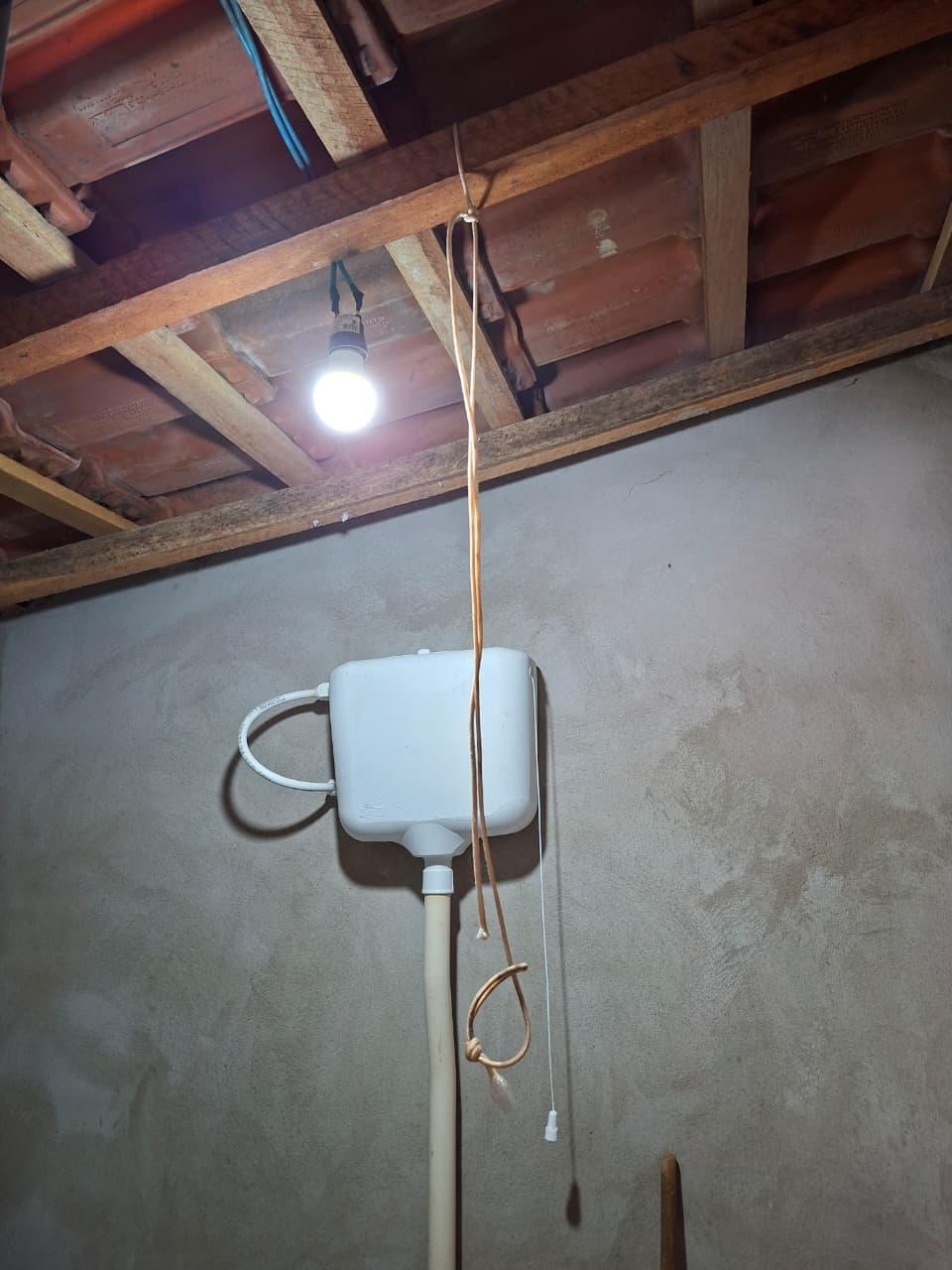 Mulher foi encontrada no Banheiro da Residência