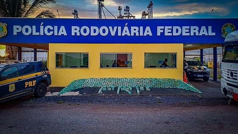 PRF apreende cerca de meia tonelada de pasta base de cocaína em caminhão-tanque em Diamantino
