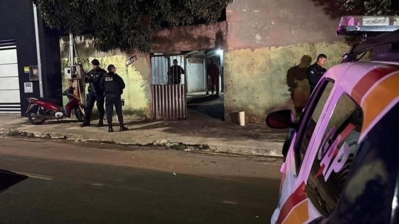 Título: Homem de 45 anos é executado com mais de 15 tiros dentro de casa em Mato Grosso