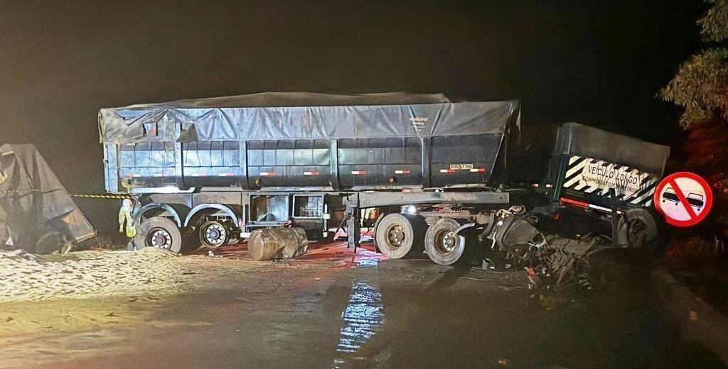 Acidente com quatro carretas e dois mortos interditou a  BR-364, entre Várzea Grande e Jangada
