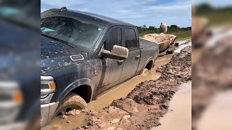 Caminhonete fica presa em lamaçal após chuvas intensas em estrada rural de MT
