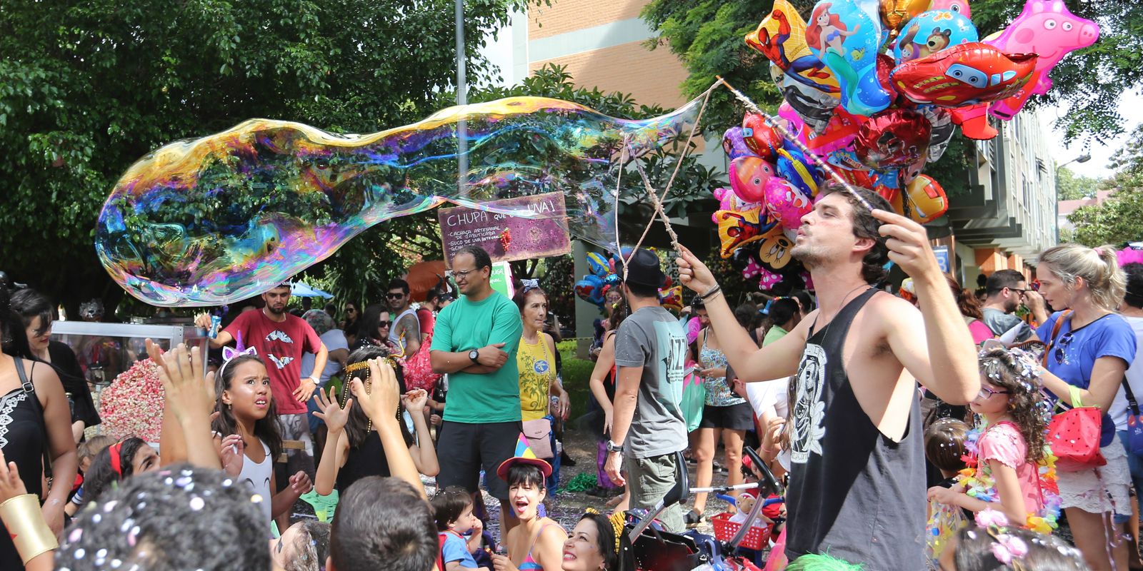 Publicação de fotos de crianças no carnaval gera alerta de pesquisador