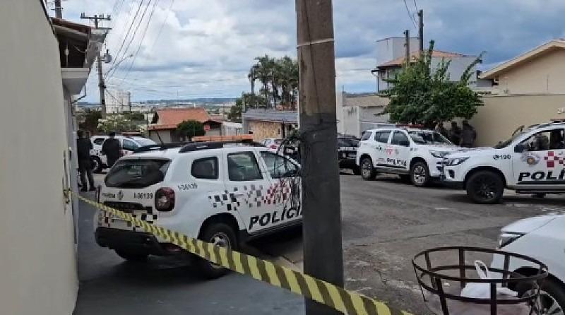 Cuidadora em surto mata idoso cadeirante a facadas e é morta pela polícia.