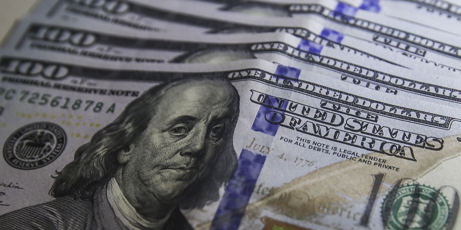 A cotação do dólar recua para R$ 5,22, impulsionada pelo cenário externo