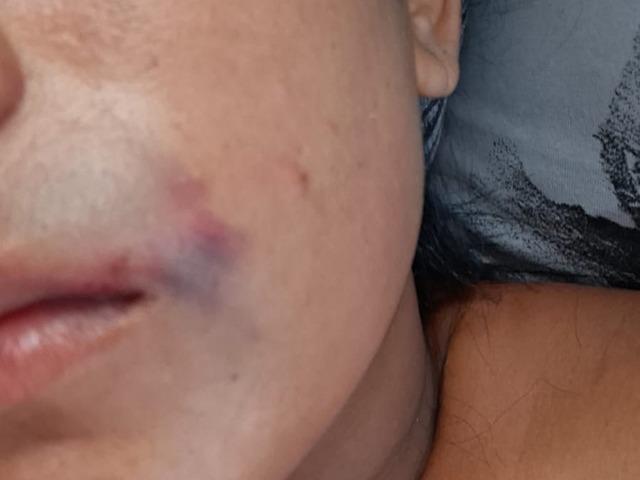 Homem agride ex-mulher após vê-la com outro homem em bar. 