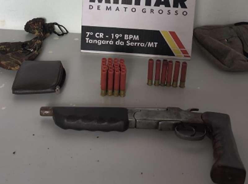 Homem assedia funcionárias de posto, sai, retorna armado e acaba preso em MT