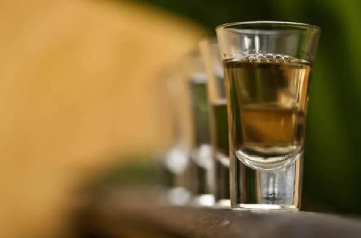 Homem é preso após dar bebida envenenada para vizinho