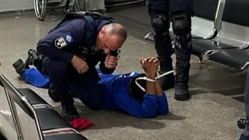 Homem é preso após roubo e agressões dentro do Postão