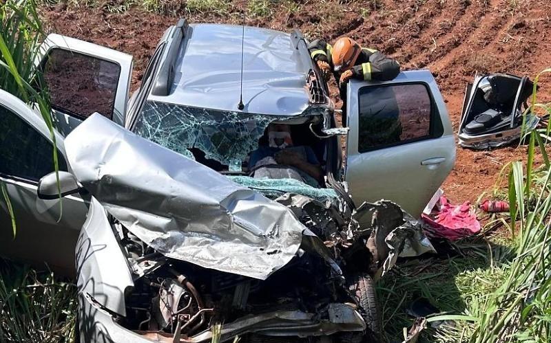 Homem fica preso às ferragens após colisão na BR-070