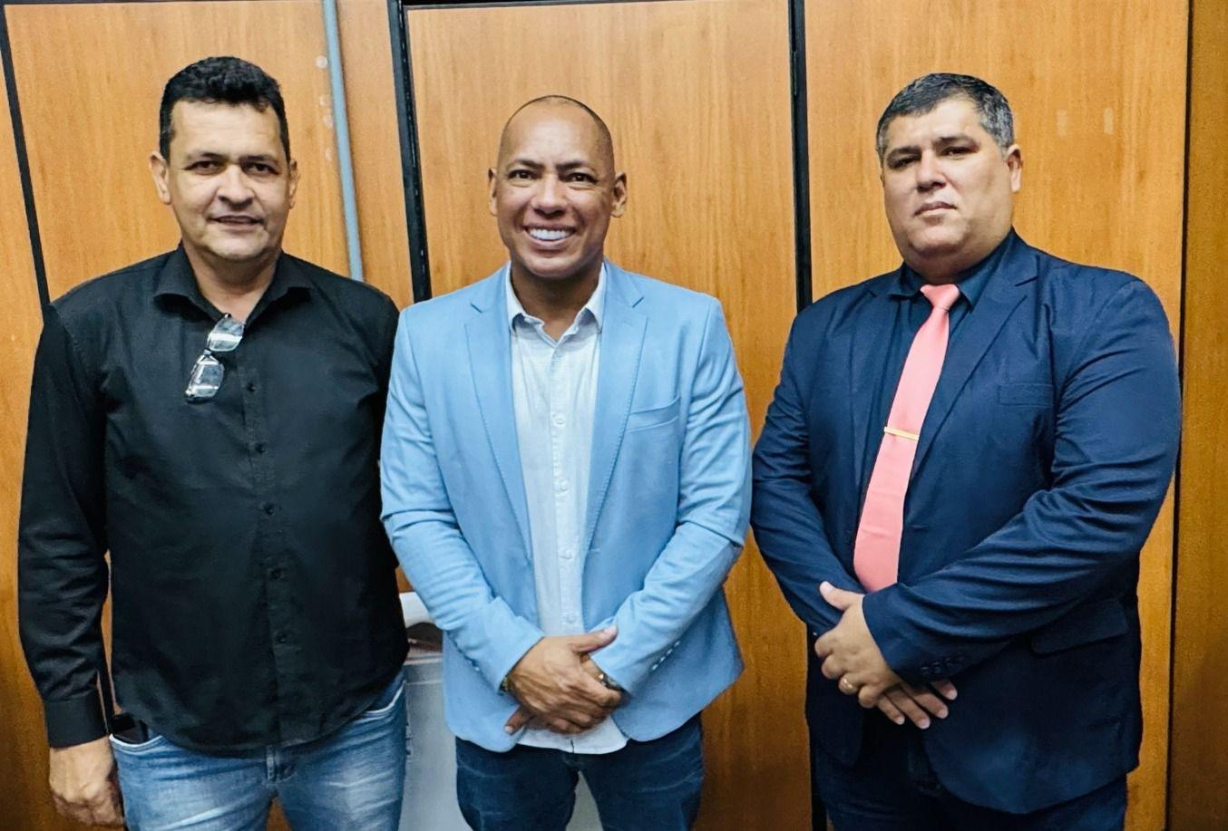 Juca do Guaraná prestigia posse de Eliel na Câmara de Cáceres