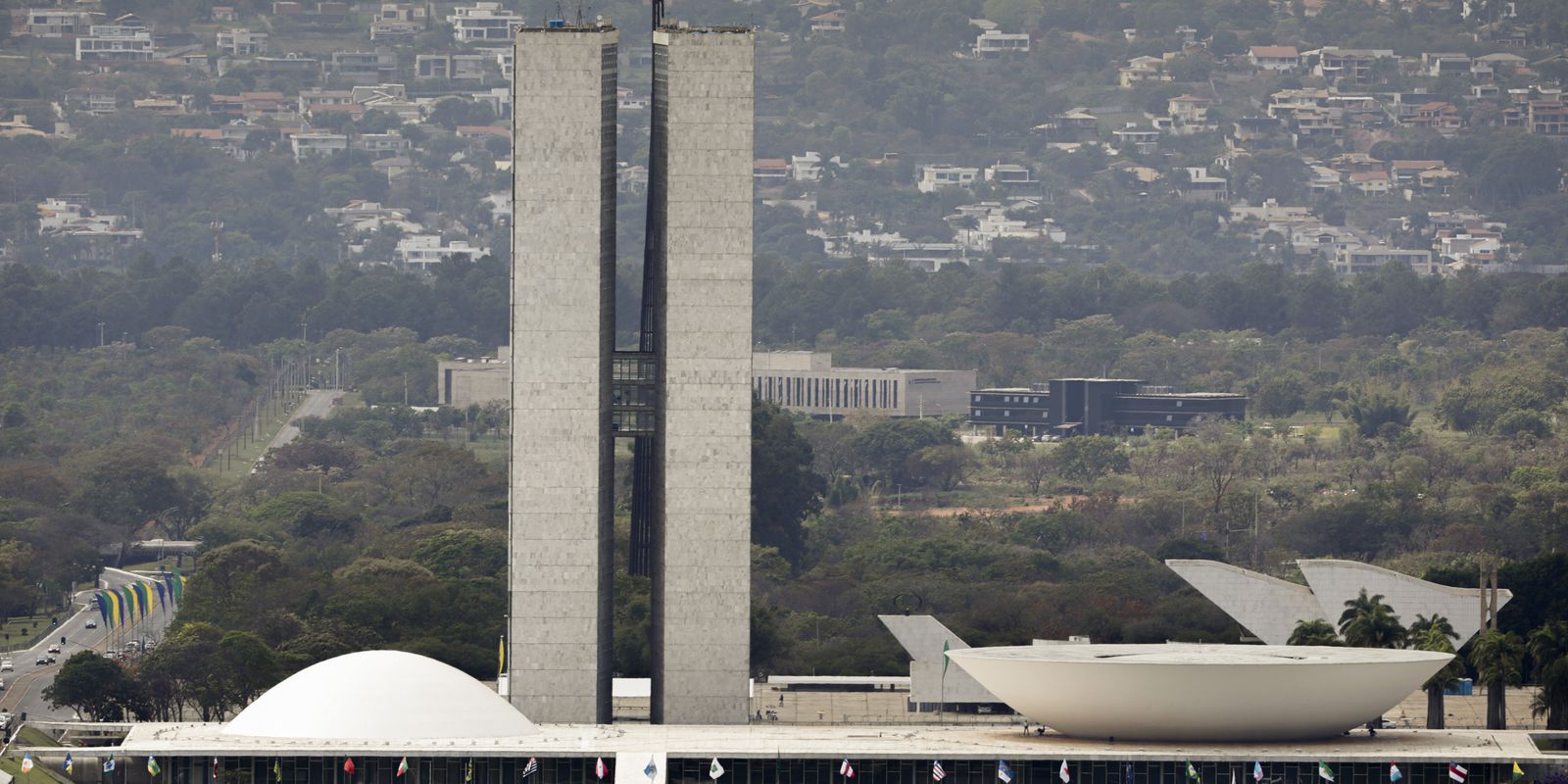 Lula sanciona reajuste a servidores do Legislativo e veta benefícios que extrapolavam o teto