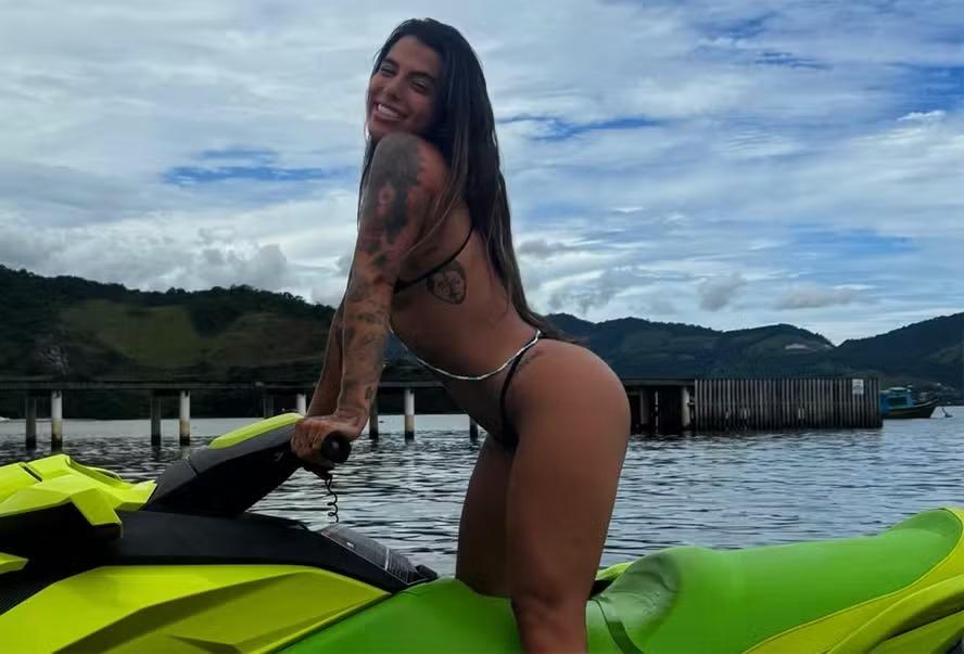 Petra Mattar posa de fio-dental em dia de praia após perder mais de 15 kg