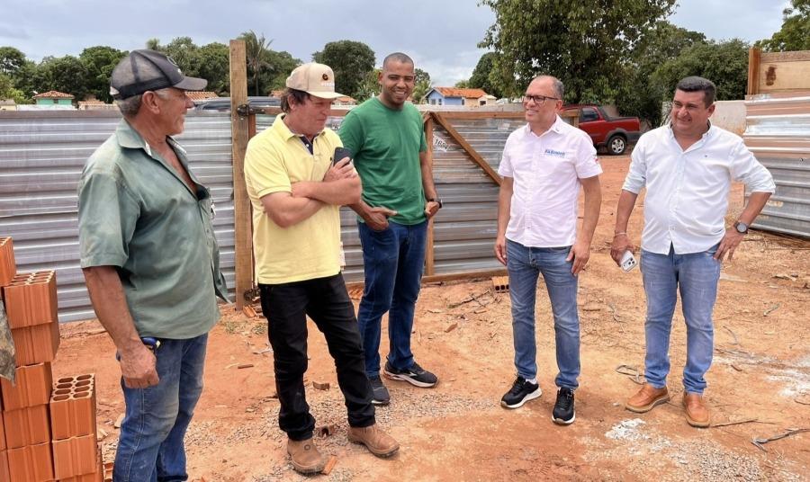 Prefeito Mariano e deputado Fábio Tardin acompanham obras da nova Capela Mortuária em Rosário Oeste.