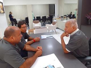 Prefeito Zé Domingos recebe lideranças do Grande Jardim Petrópolis e discute miniestádio e doação de novo terreno para a Associação de Moradores