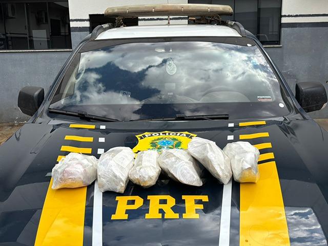 PRF prende mulher com mais de 5 kg de pasta base de cocaína em ônibus em Sorriso