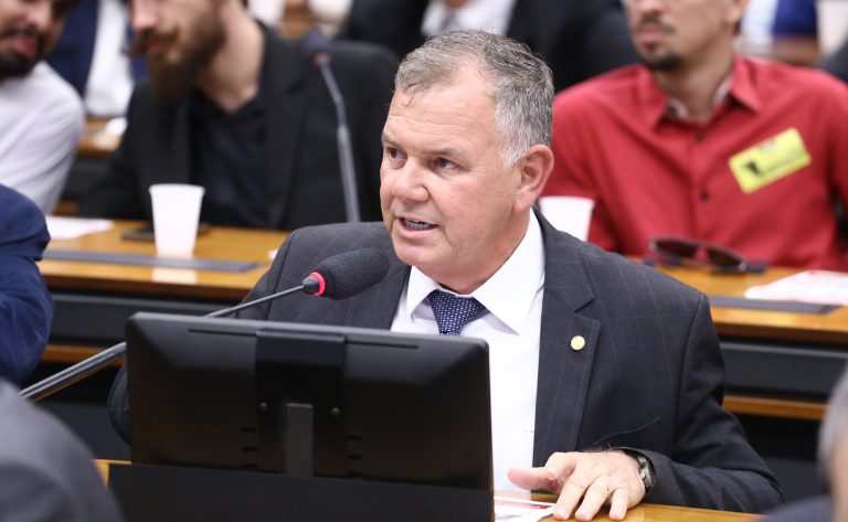 Proposta visa fornecer até 200 kWh de energia solar gratuita a famílias de baixa renda