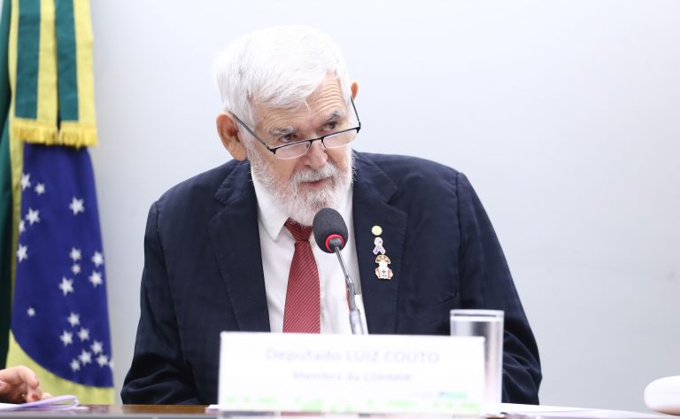 Projeto de lei busca assegurar letramento digital para idosos no Brasil