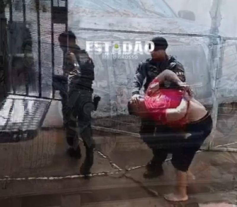 Viatura da Rotam bate em muro durante perseguição a suspeito