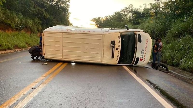 Ambulância tomba na BR-174 e deixa cinco feridos em MT