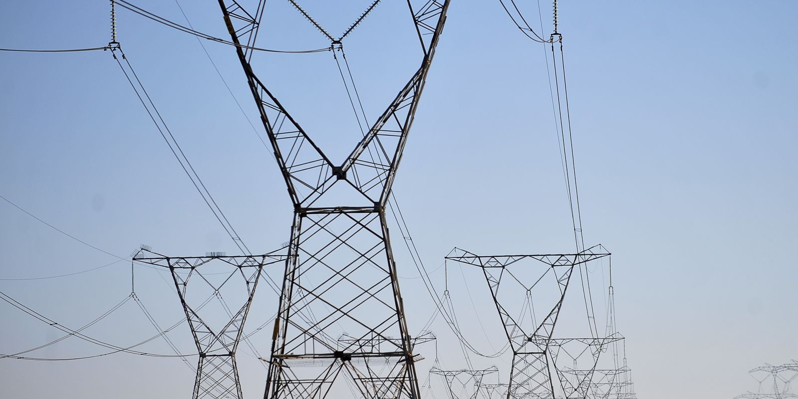 Aneel leiloa cinco projetos para expansão da transmissão de energia