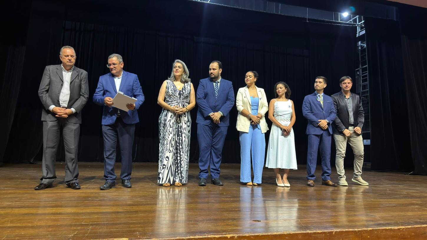 Aula Magna da UNIFACC reúne mais de 700 estudantes e lota o Teatro Zulmira Canavarros