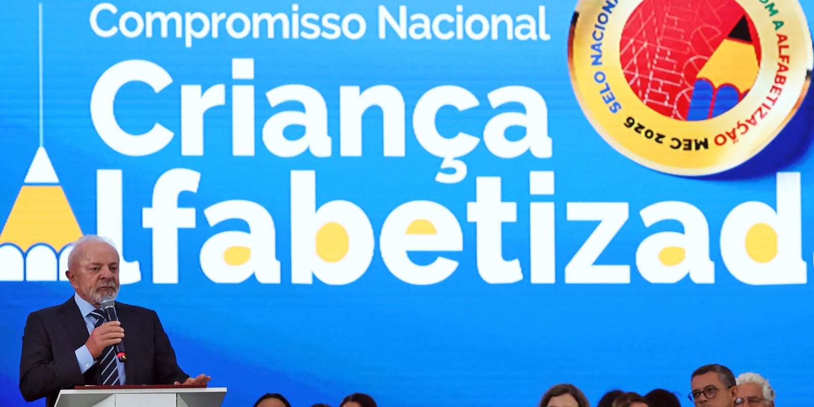 Brasil supera expectativa e alcança 66% de crianças alfabetizadas na idade correta