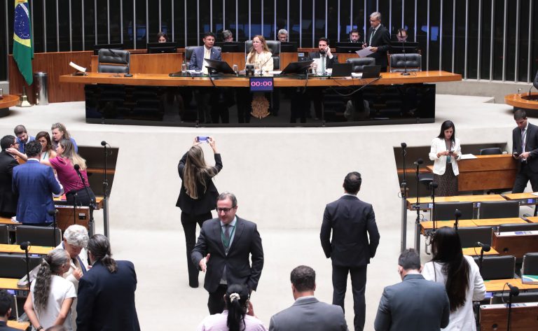 Câmara aprova projeto que institui o Dia Nacional das Mulheres na Construção Civil