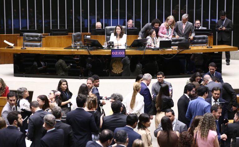 Câmara dos Deputados aprova regime de urgência para sete propostas