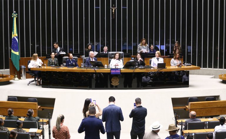 Câmara celebra atuação feminina nas Forças Armadas e discute a expansão da presença de mulheres