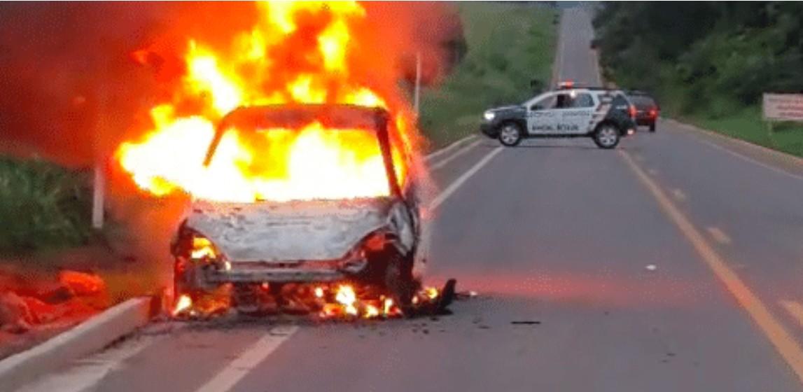 Carro pega fogo e fica destruído na rodovia entre Santa Carmem e Sinop