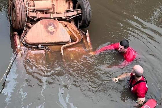 Carro Submerso em MT: Bombeiros Resgatam Corpo de Homem em Rio