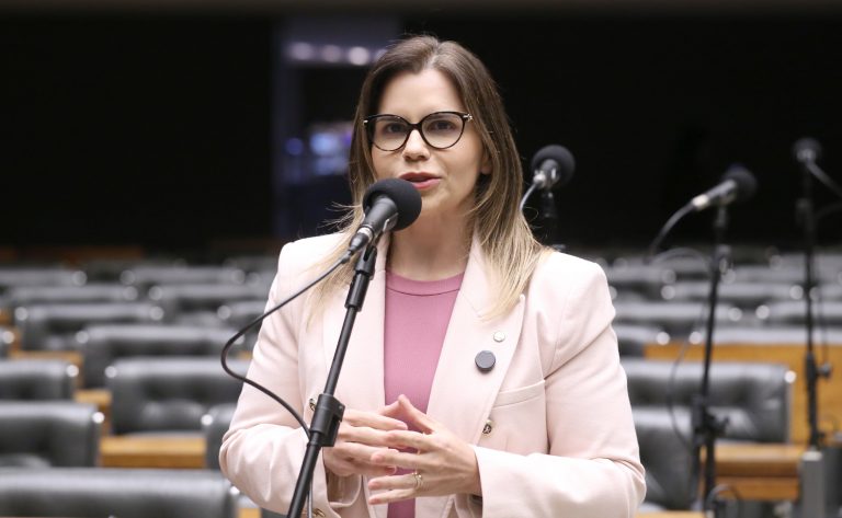 Comissão da Câmara aprova direito a fotógrafo em partos para gestantes