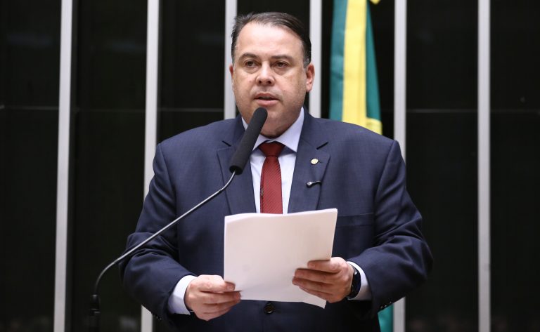 Comissão aprova projeto que exige alerta sobre uso excessivo de celulares