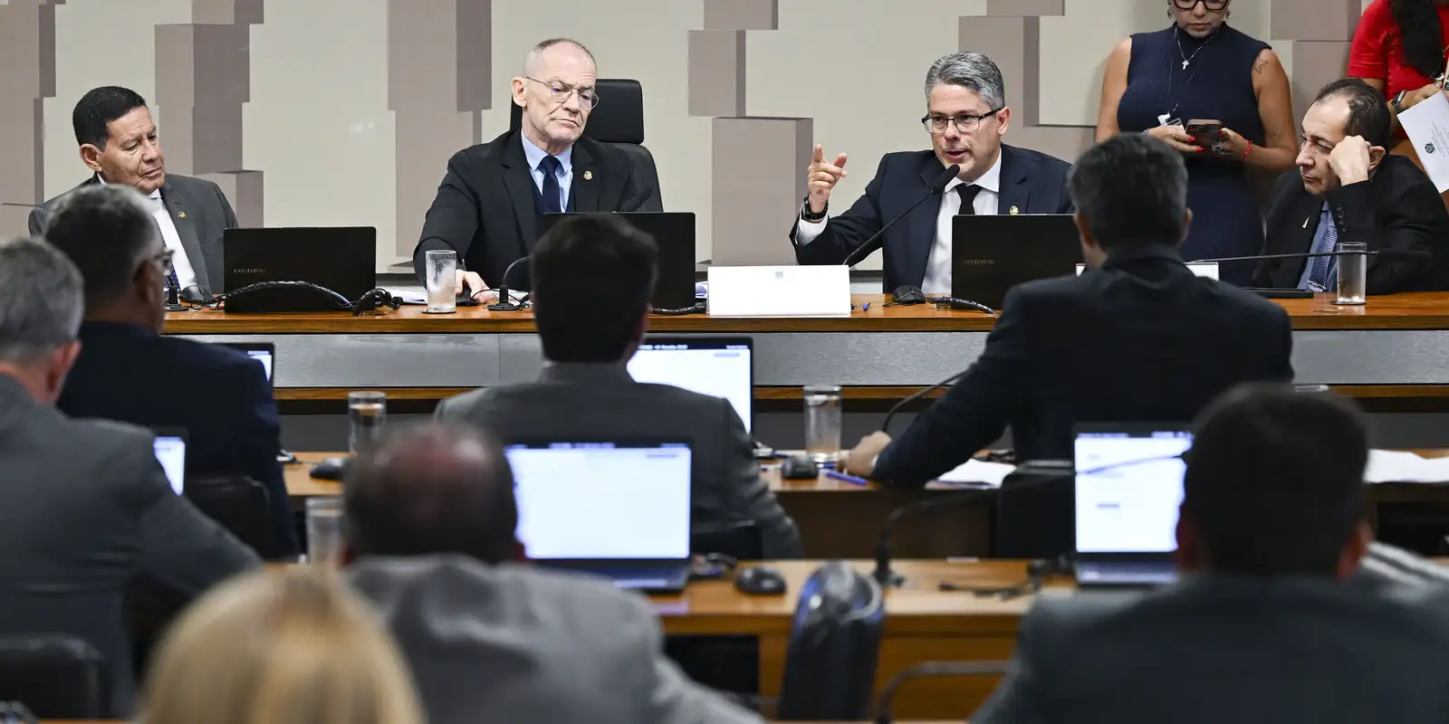 CPI do Crime aprova investigação sobre beneficiários do Banco Master