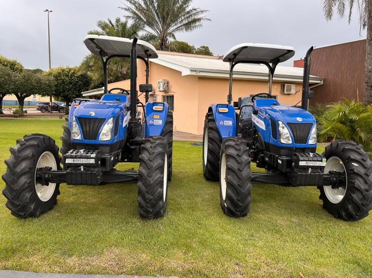 Dois tratores entregues à Prefeitura de Nobres vão beneficiar agricultura familiar