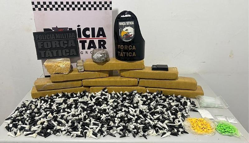 Faccionado abandona mala recheada de drogas para fugir da PM, mas acaba preso