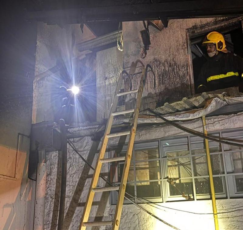 Incêndio atinge veículos e comércio no bairro Santa Helena