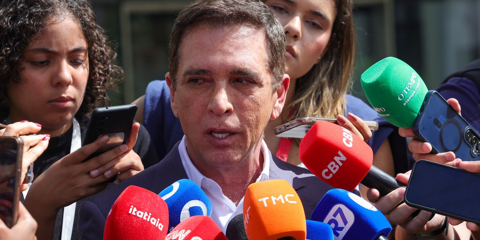 Jair Bolsonaro recebe alta hospitalar e cumpre prisão domiciliar em Brasília